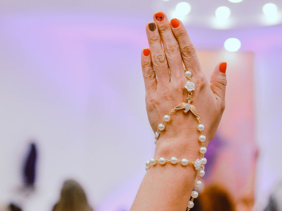 Grupos de mulheres se reúnem para rezar pelos filhos e entes queridos na Maristela