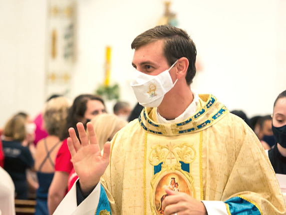 Padre Rafael se despede da Maristela após um ano e quatro meses de caminhada