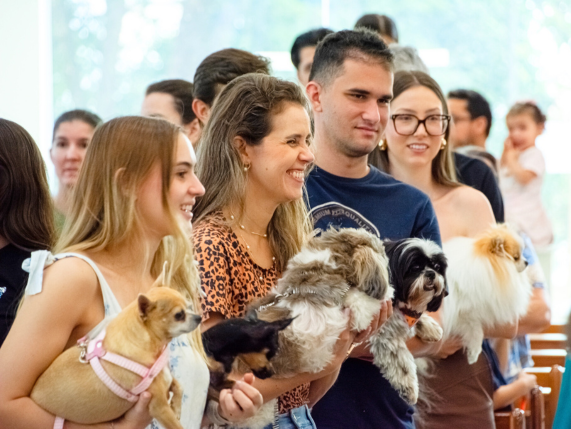 Santa Missa reúne centenas de pets em homenagem a São Francisco de Assis