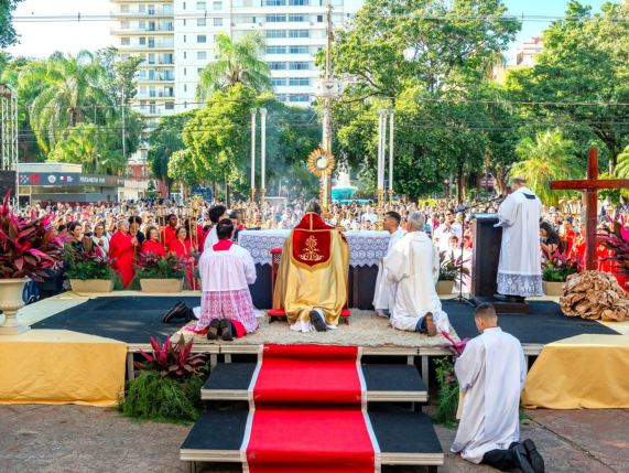 Voluntários do Santuário Nossa Senhora do Carmo auxiliam nos preparativos de Corpus Christi