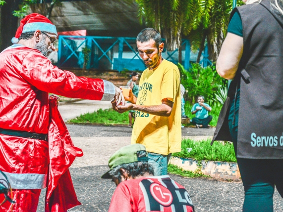 Maristela realiza confraternização natalina com moradores de rua
