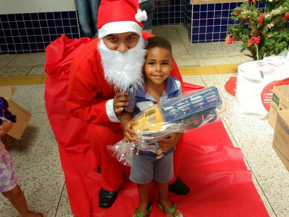 Comunidade realiza entrega de brinquedos à creche