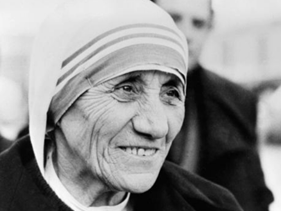Em mensagem no Twitter, Papa recorda Madre Teresa de Calcutá