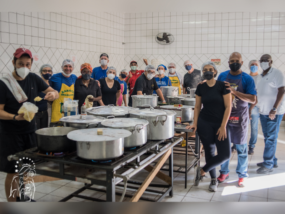 Feijoada da Maristela une voluntários para preparar meia tonelada de ingredientes