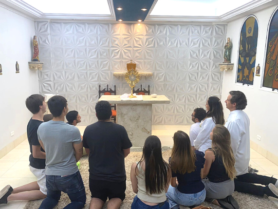 Grupo de intercessão formado por jovens se reúnem semanalmente na Maristela