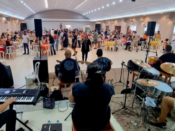 Grupo de Escoteiros e Barraca Brasileira promovem churrasco com roda de samba