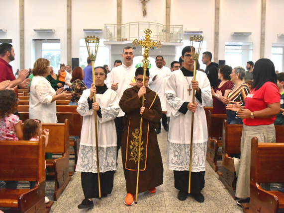 Santuário conta com ministério de coroinhas atuando a serviço de Deus