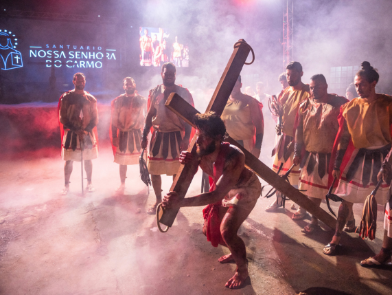 Juventude da Maristela impressiona na participação da Semana Santa
