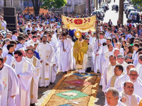 Santuário organiza montagem do altar da Solenidade de Corpus Christi